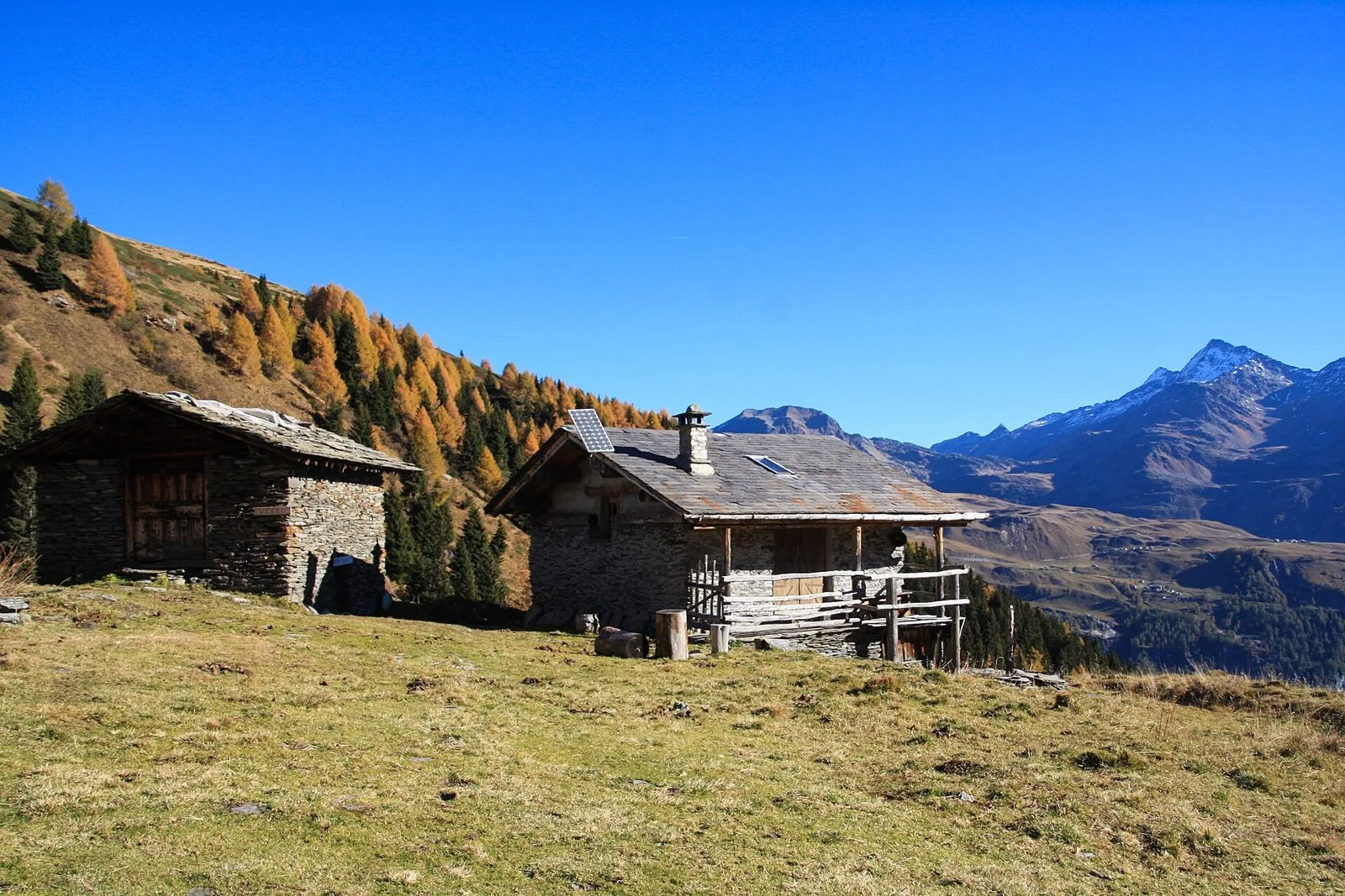 Baite in pietra e larici dai colori autunnali in Valchiavenna, provincia di Sondrio